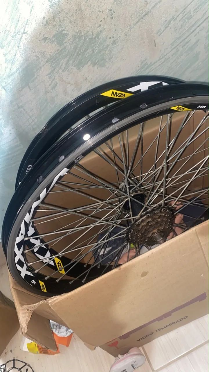 Bicicleta roxa metálica  - Foto 4