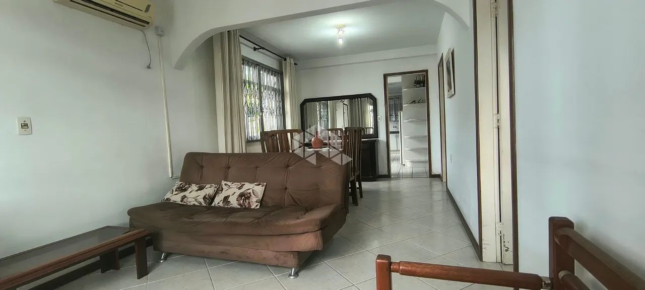 CASA À VENDA COM 4 QUARTOS E 2 VAGAS DE GARAGEM NA TRINDADE