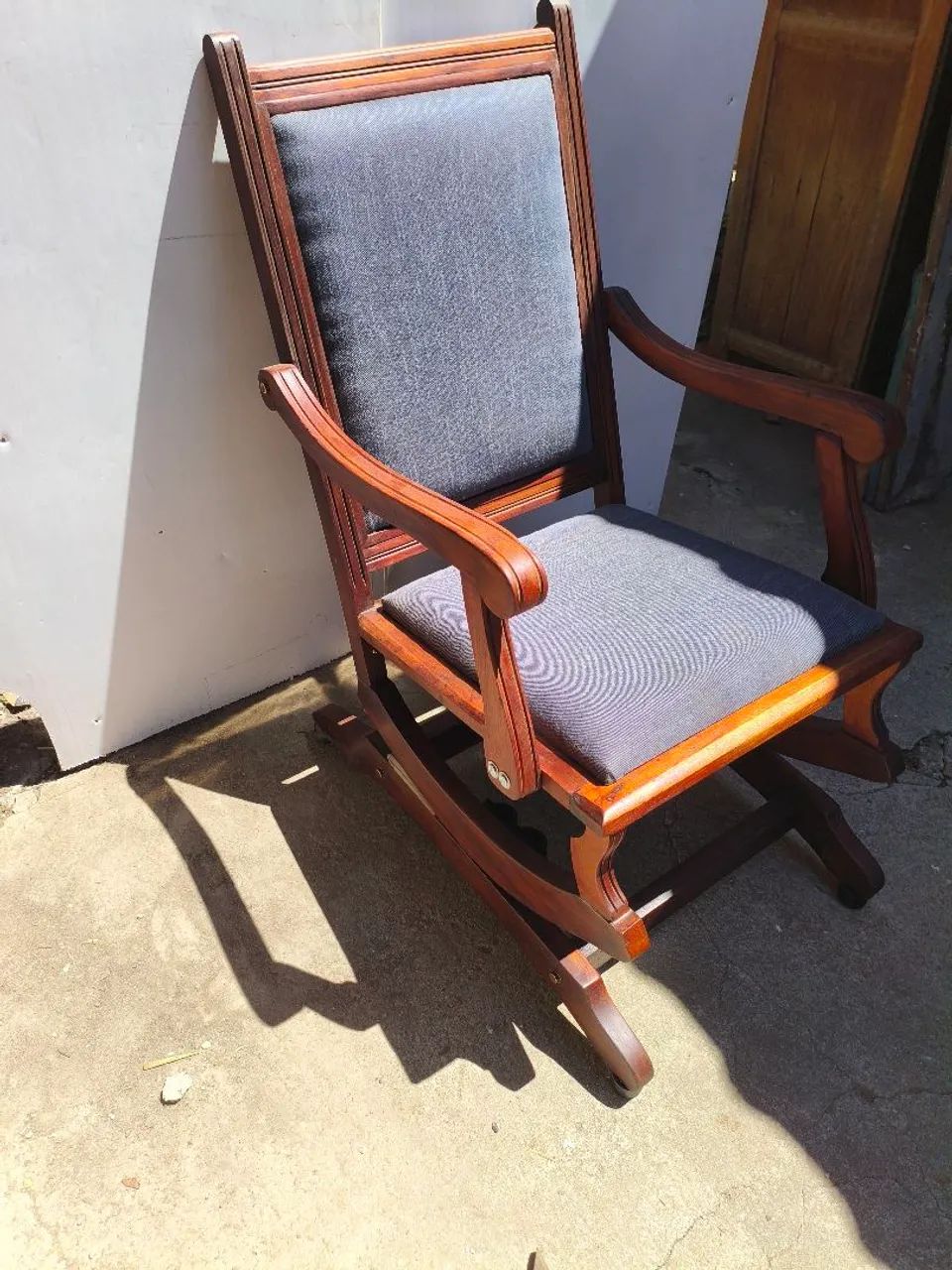 Cadeira de balanço em antiga  - Foto 4