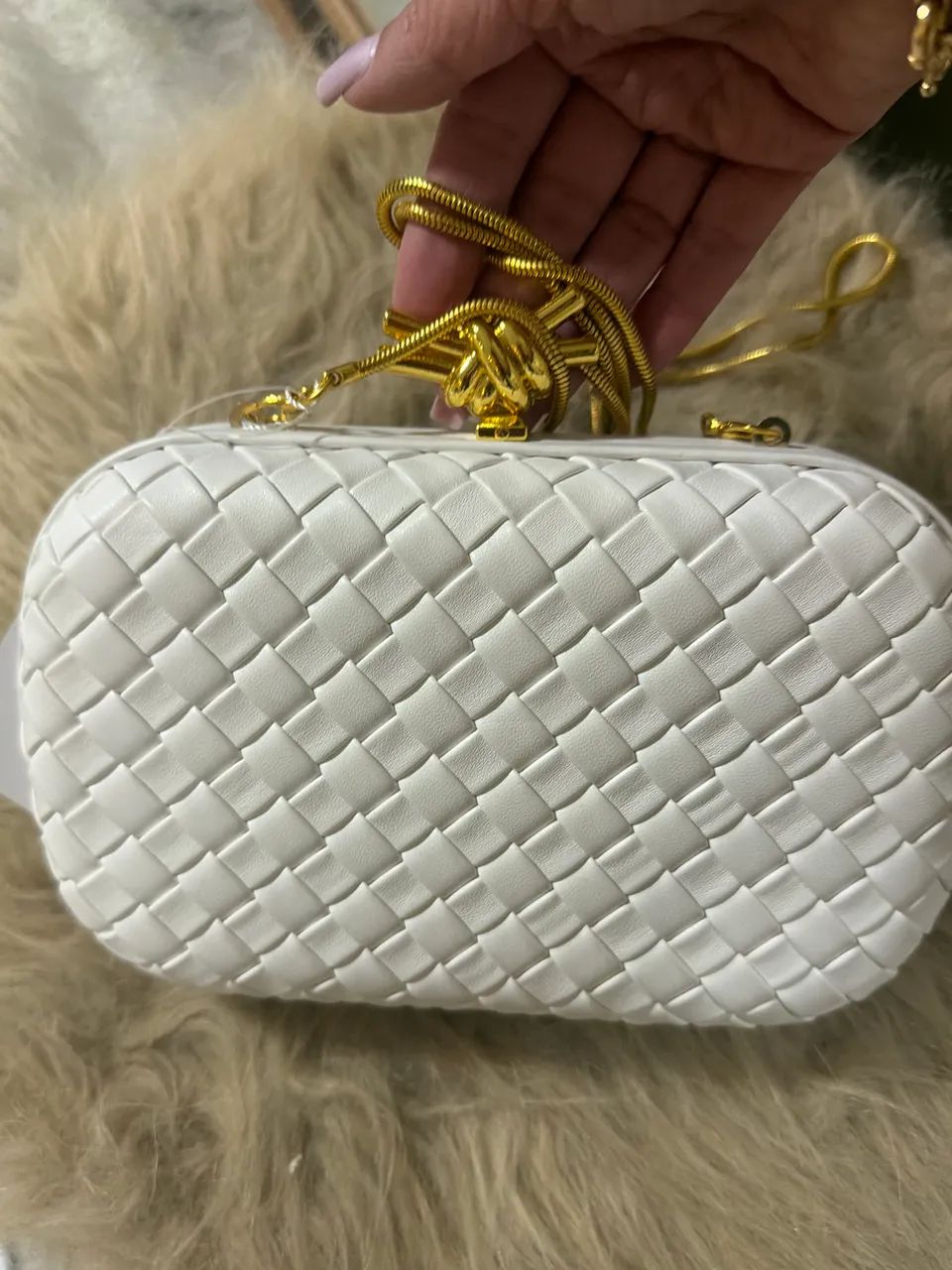 Bolsa branca com detalhe dourado  - Foto 3