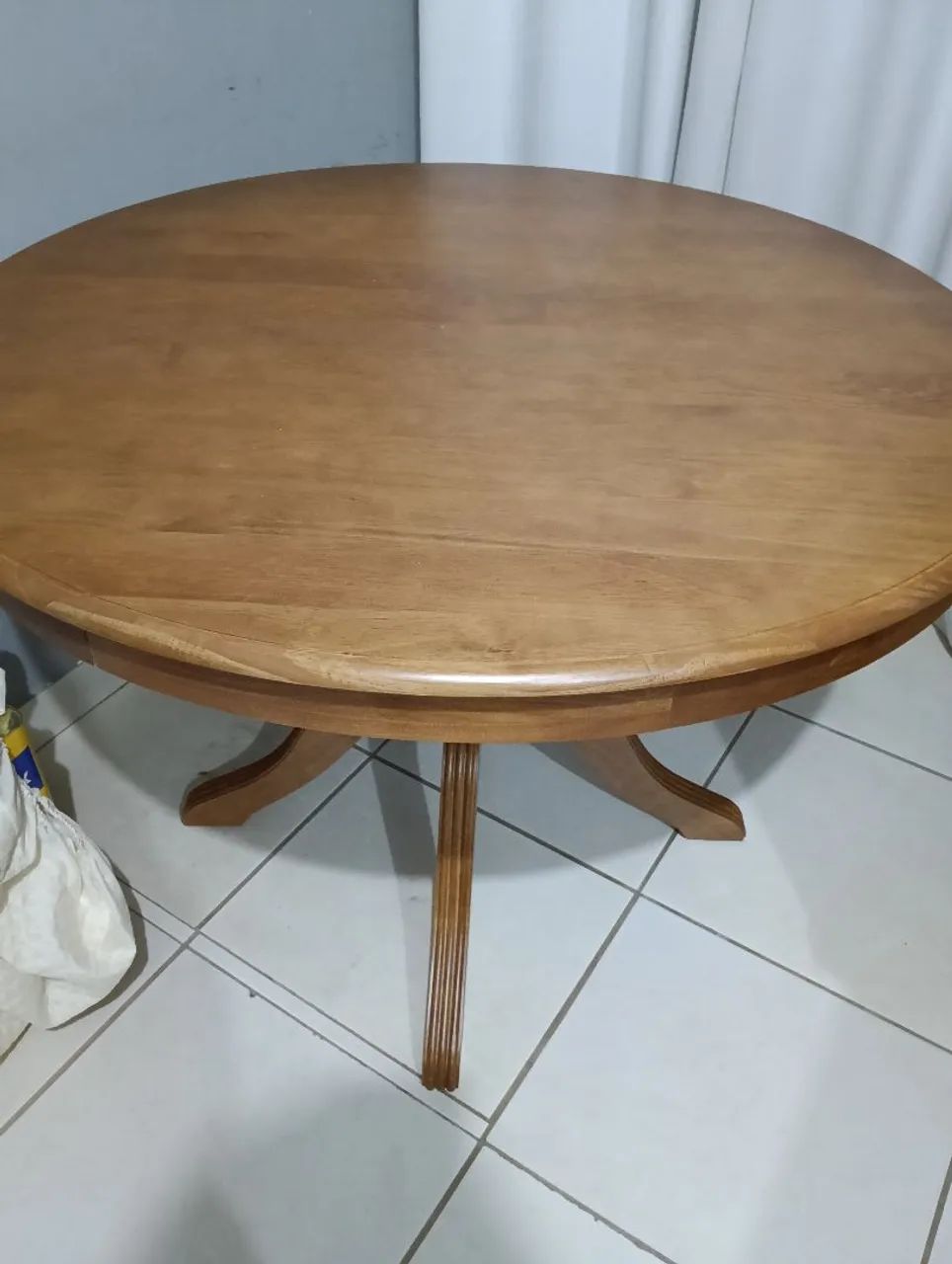 Mesa de madeira redonda