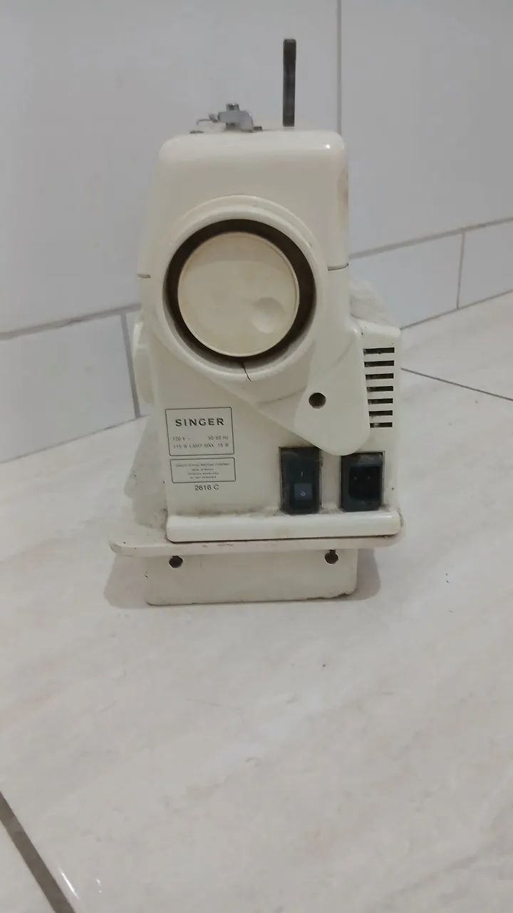 Máquina de costura singer modelo precisa  - Foto 4
