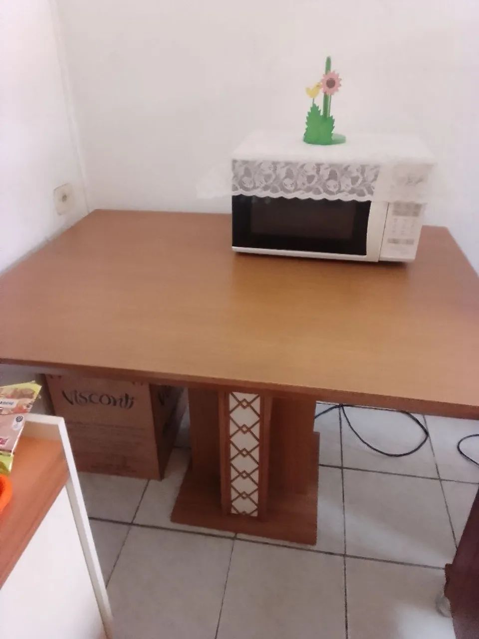 Mesa linda com 2 cadeiras 