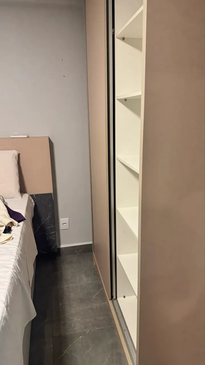 Guarda-roupa com penteadeira e um baú - Foto 2