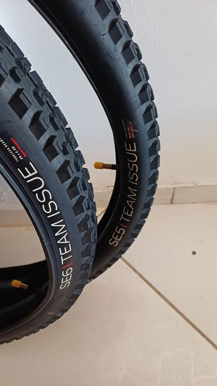 Par de pneus 29x2.5 bontrager SE5 e SE6