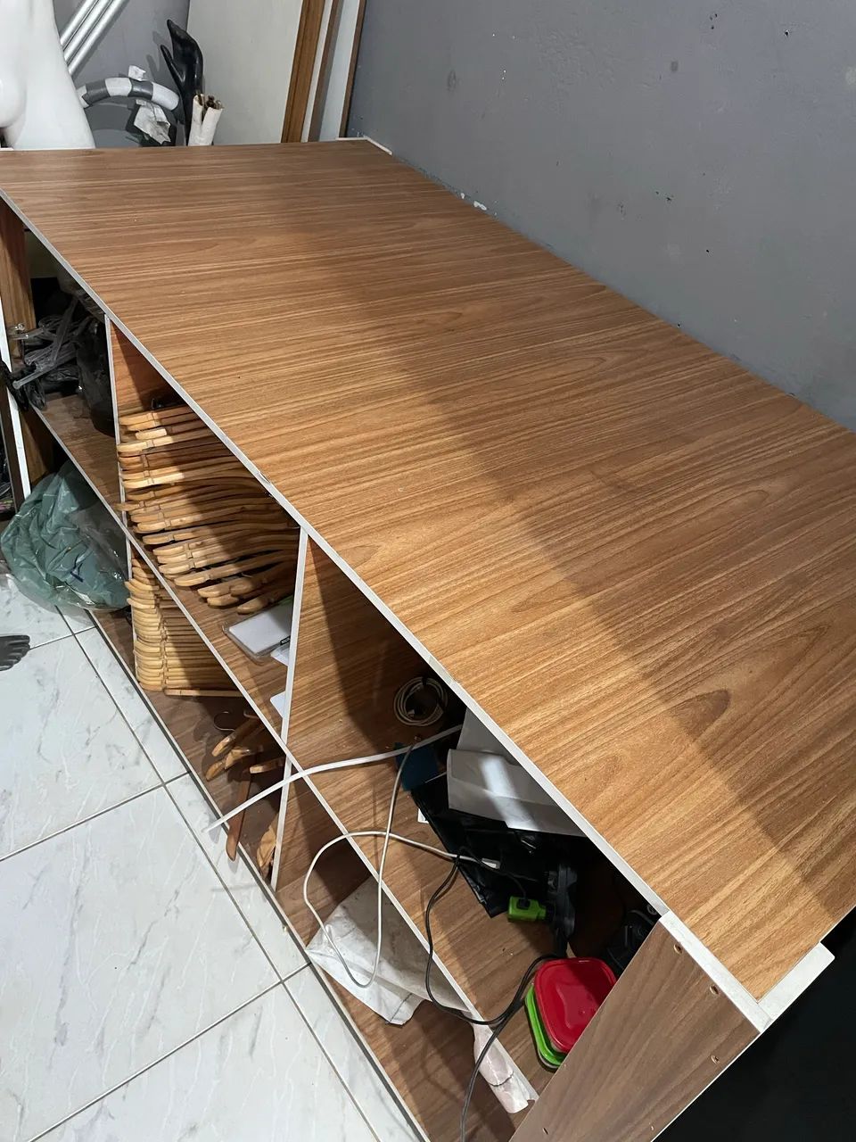 Mesa meio de loja com coméias 