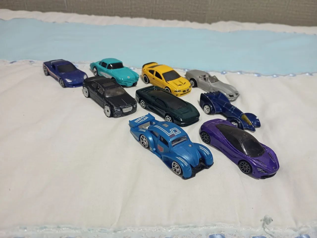 Carrinhos hot wheels e maisto 