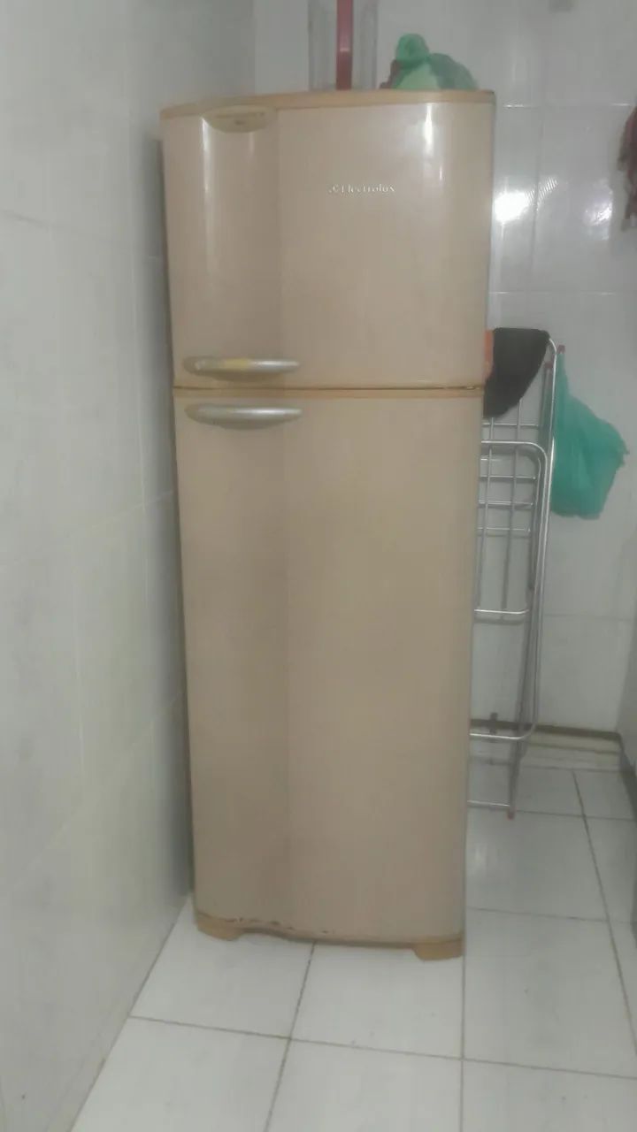 vendo geladeira funcionando perfeitamente. - Foto 2