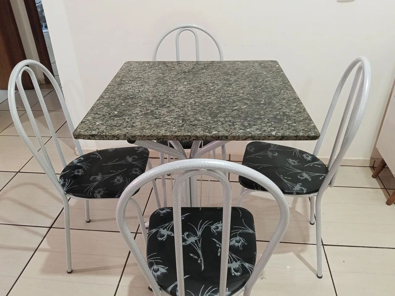 Mesa com 4 cadeiras  - Foto 5