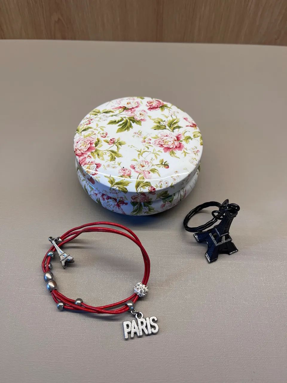 porta joia lata floral com pulseira paris e chaveiro torre eiffel
