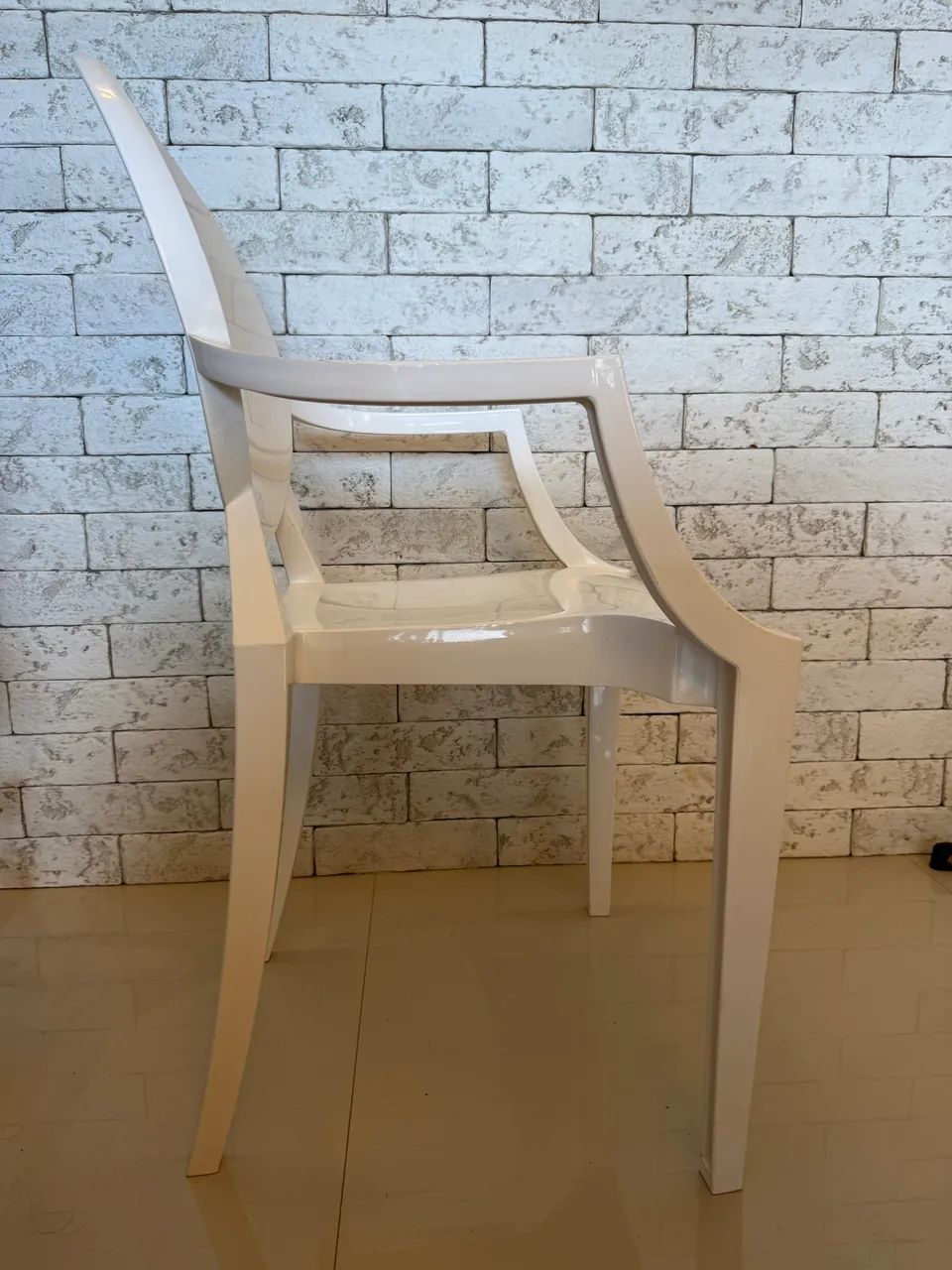  Kit 4 Cadeiras Brancas Design Moderno com Braço - Ótimo Estado