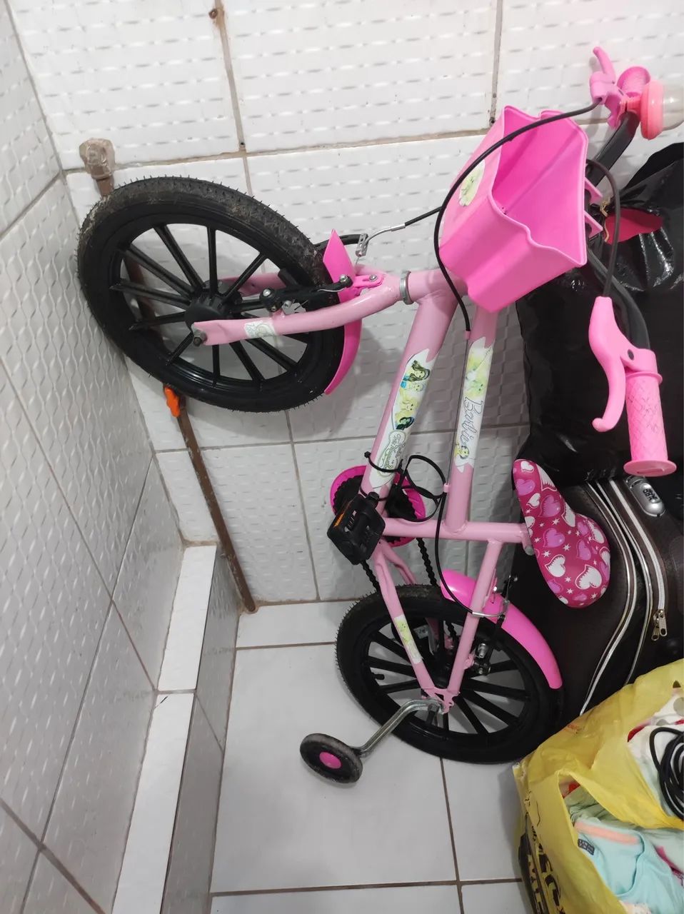Uma bicicleta infantil  - Foto 2