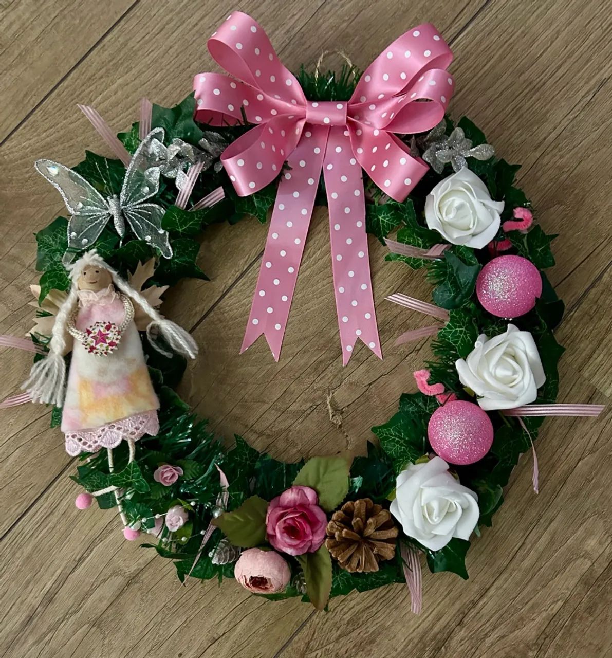 Guirlanda de Natal anjo e laço rosa