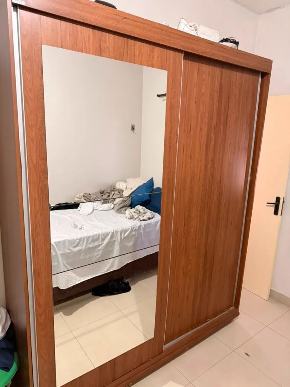 Guarda Roupa grande com gavetas e muito espaço 