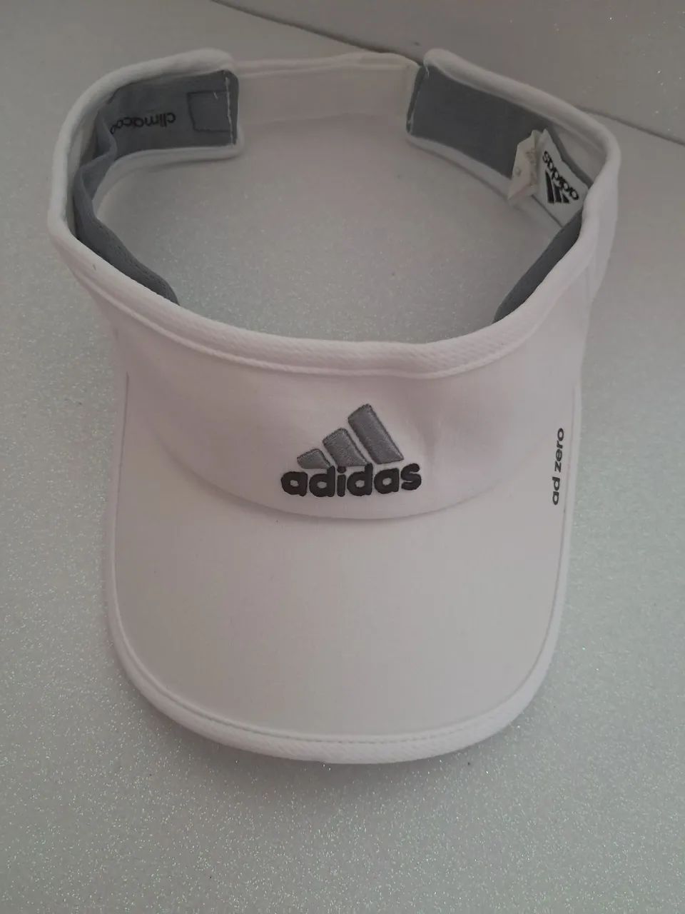 Viseira Adidas (em estado novo)
