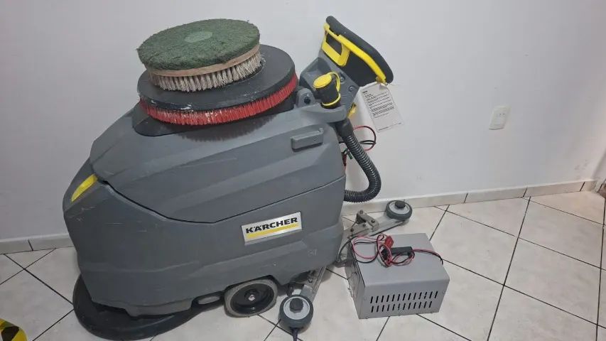 Lavadora karcher BD 50/50 a bateria lava e seca
