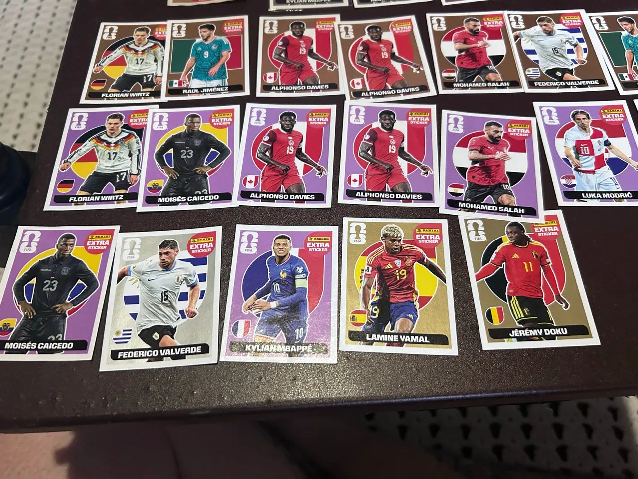 Figurinhas legend, entre dourada a bordo, mbappe, messi, cr7, vini  - Foto 4