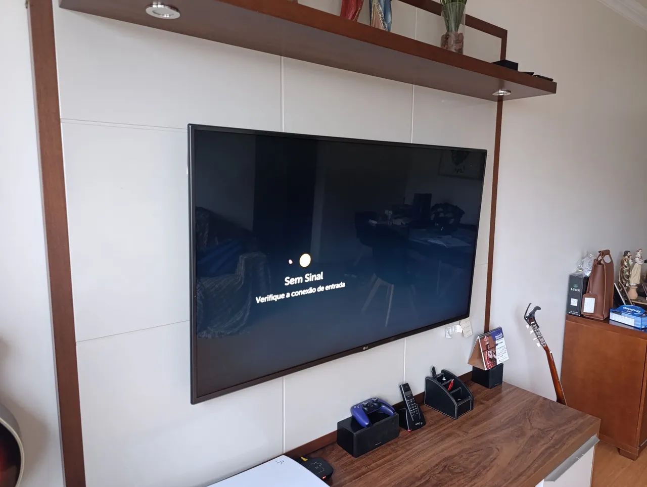 Rack com Painel para TV + Prateleira Superior - Madeira/Branco - Foto 3