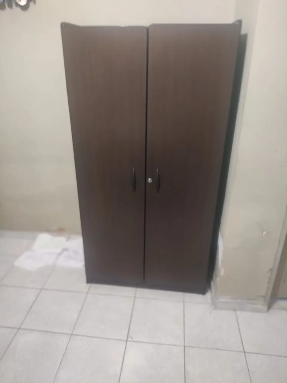 Estante com prateleira interna 