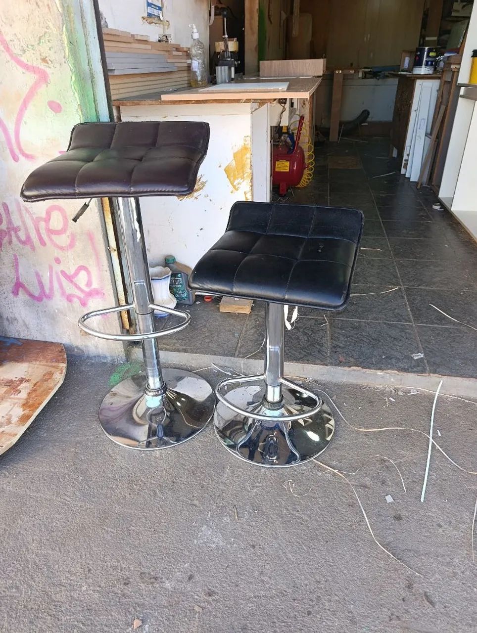 Banqueta alta com pistão 