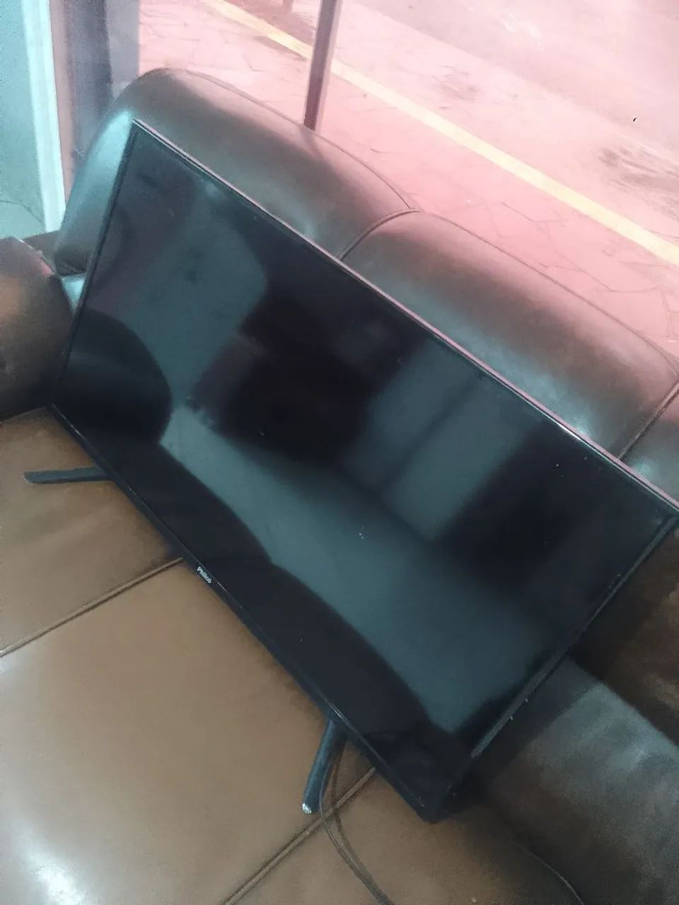 Vendo essa TV  inteirinha de 42 polegadas bivolt funciona muito bem não é smart só buscar  - Foto 2