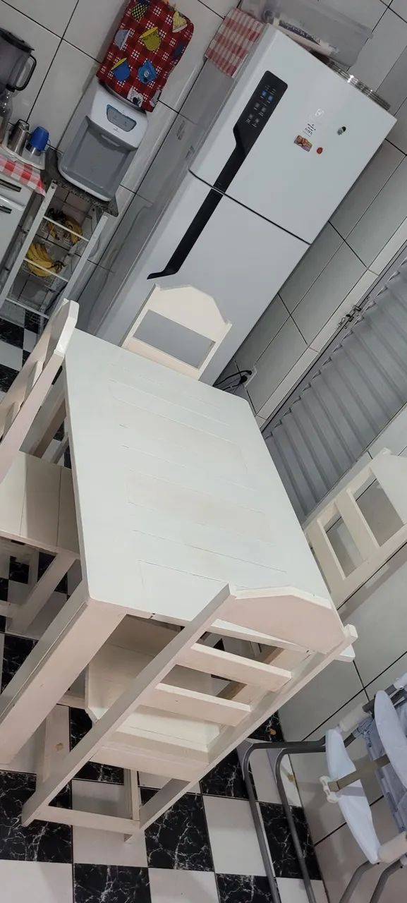Mesa e cadeira de madeira 