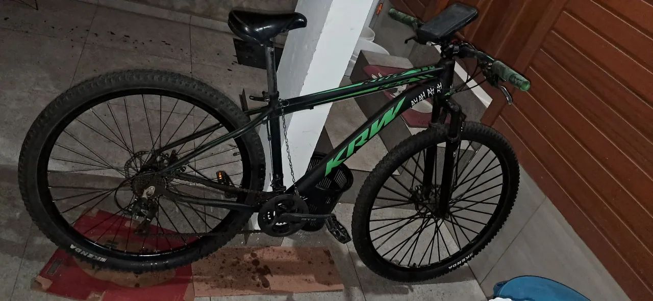Estou vendendo uma bicicleta com roda de 29 polegadas. 