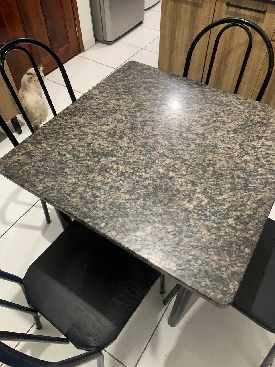 MESA COM 4 CADEIRAS - TAMPO DE MÁRMORE - Foto 3