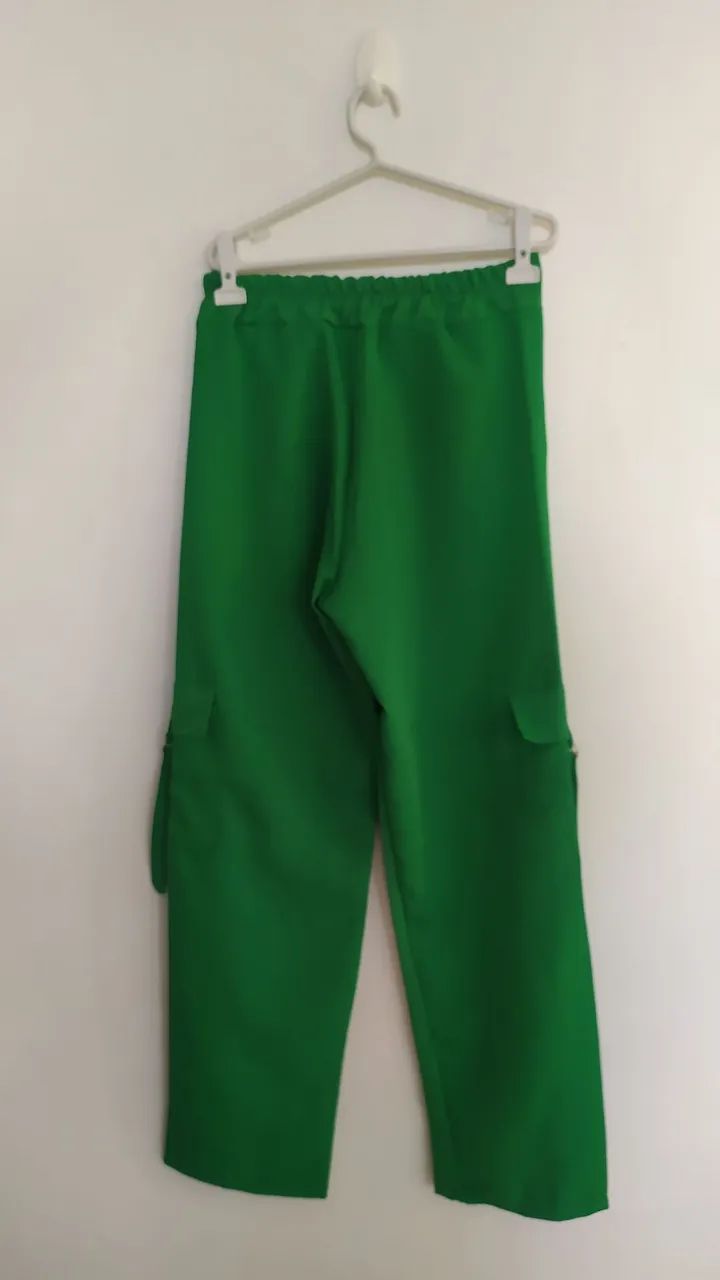 Calça estilo cargo com elástico na cintura Tam M  - Foto 2