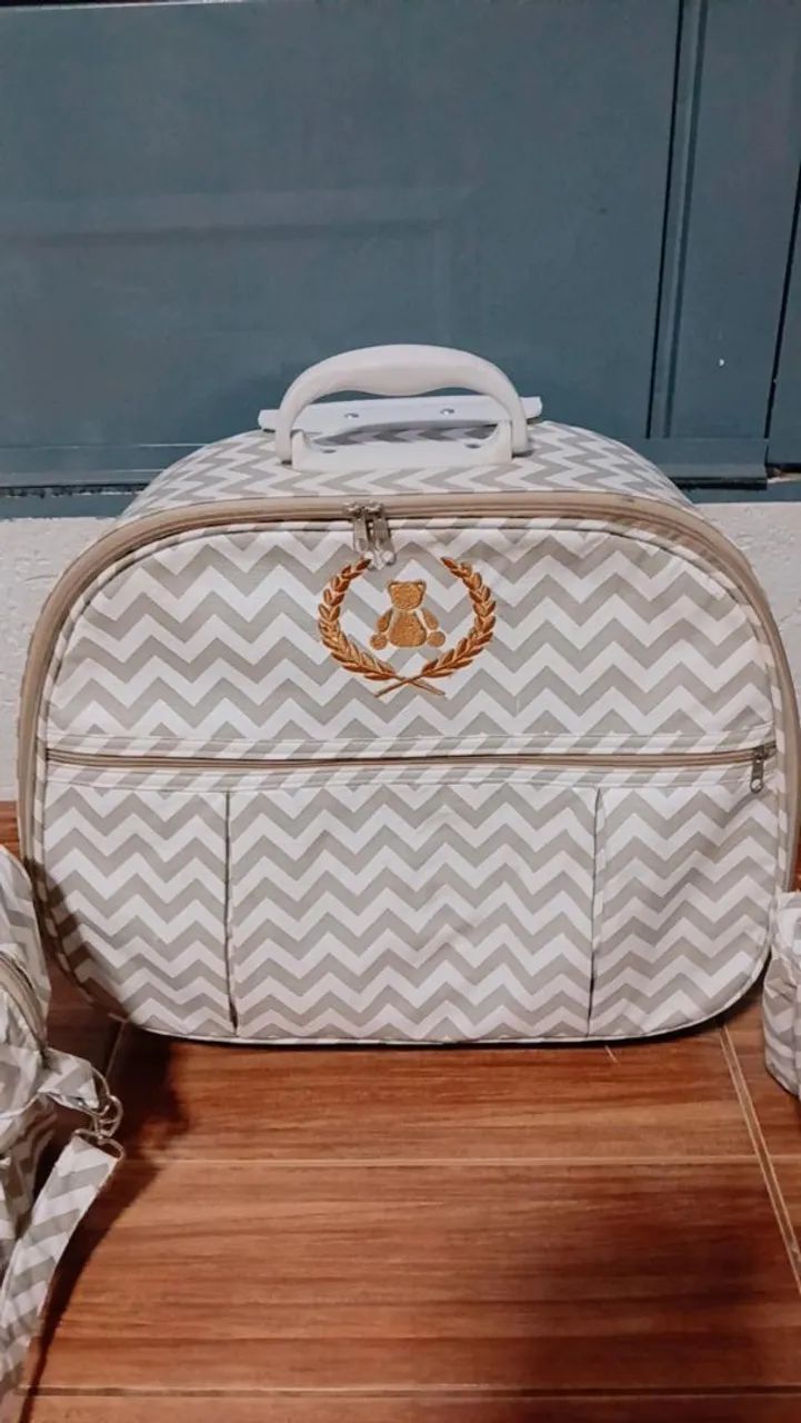Vendo Kit Bolsa Maternidade Chevron Completo + Suporte Com Rodinhas - Com Pequenas Avarias - Foto 4