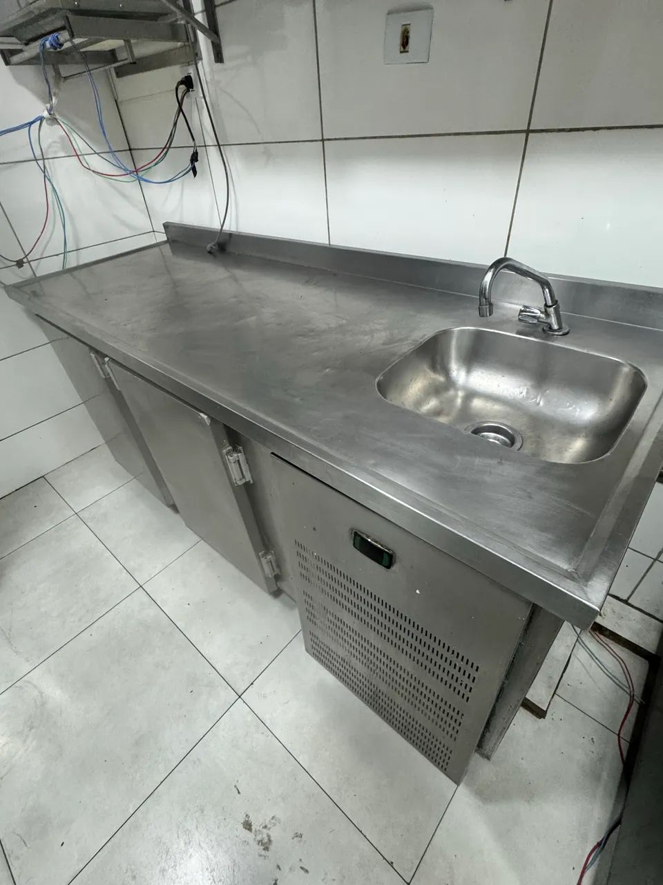 Bancada refrigerada com pia 