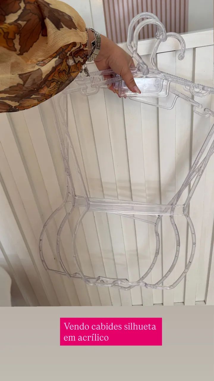 Cabides em acrílico para loja em uso pessoal 
