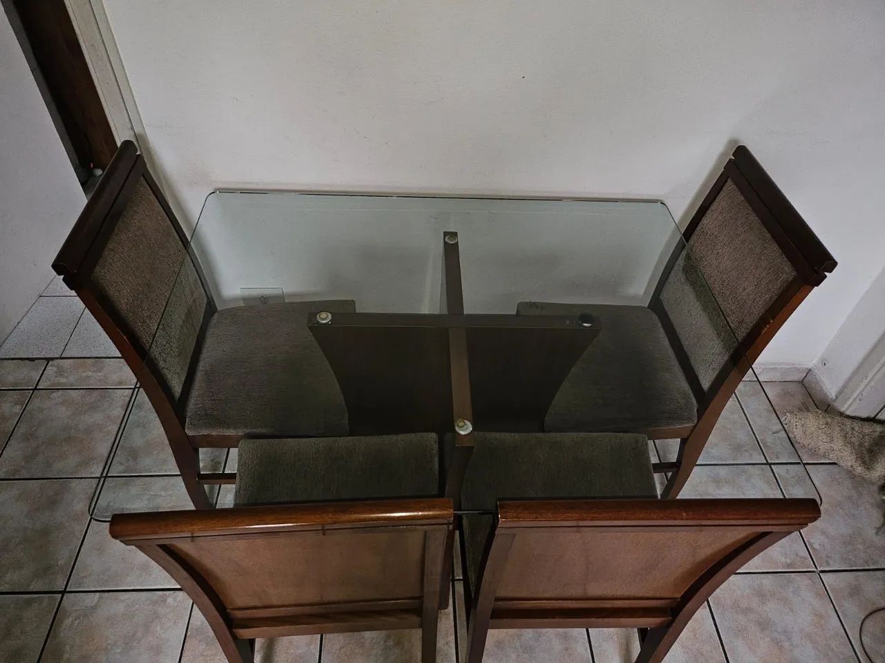 Mesa com tampo de vidro com 4 cadeiras usada - Foto 3