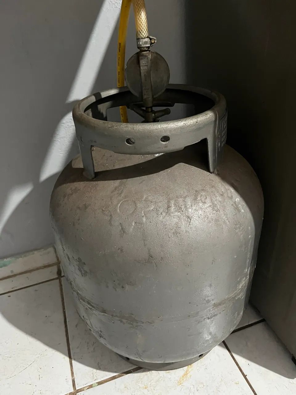Vende-se galão de gas com gás dentro 