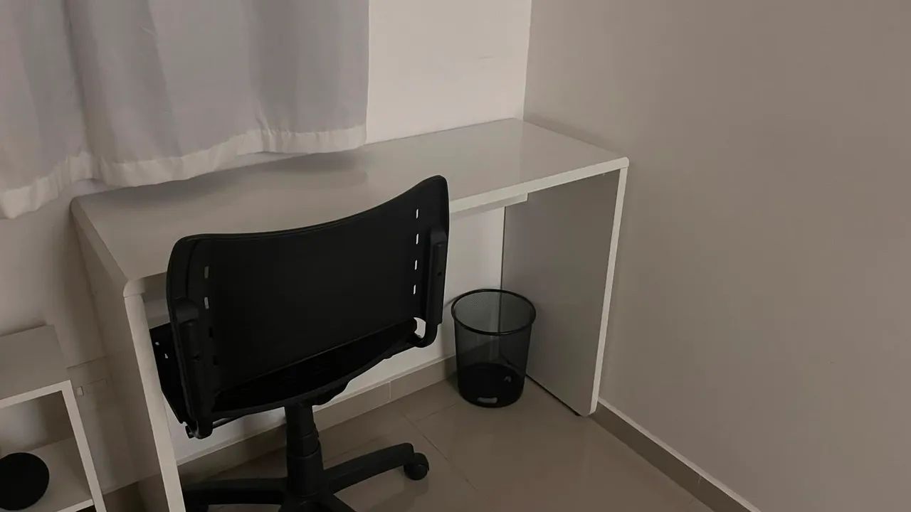 Vendo cama solteiro com colchão, cadeira de escritório e mesinha de canto. - Foto 3