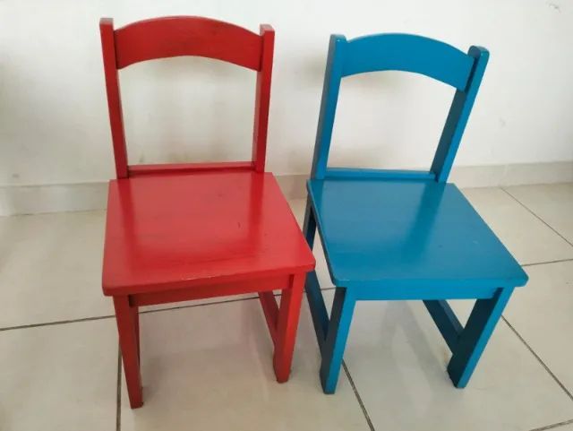 Mesinha quadrada com duas cadeiras coloridas infantil - Foto 4