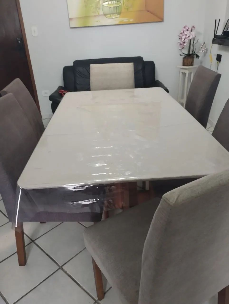 Mesa com seis cadeiras
