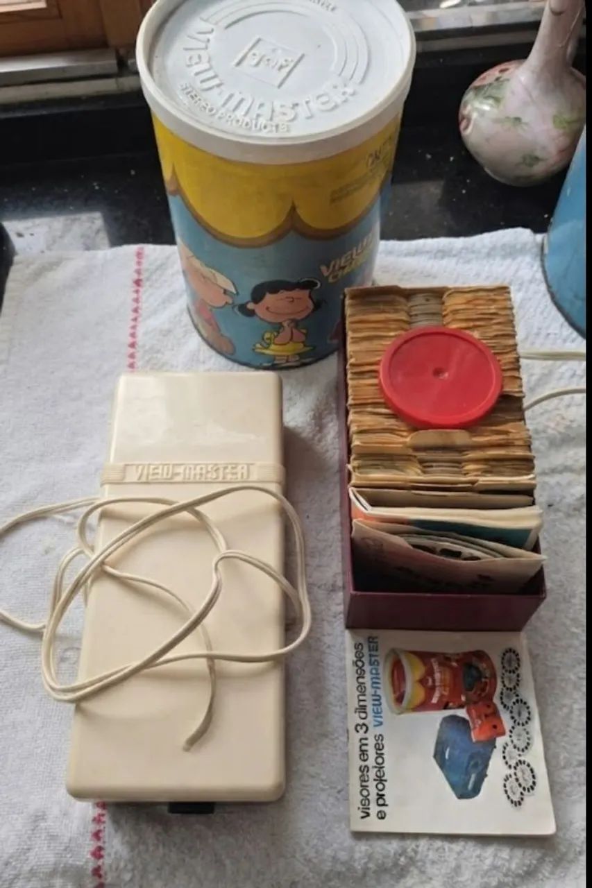 Relíquia View-Master: Projetor Vintage, Caixa com 50+ Discos e Lata Snoopy