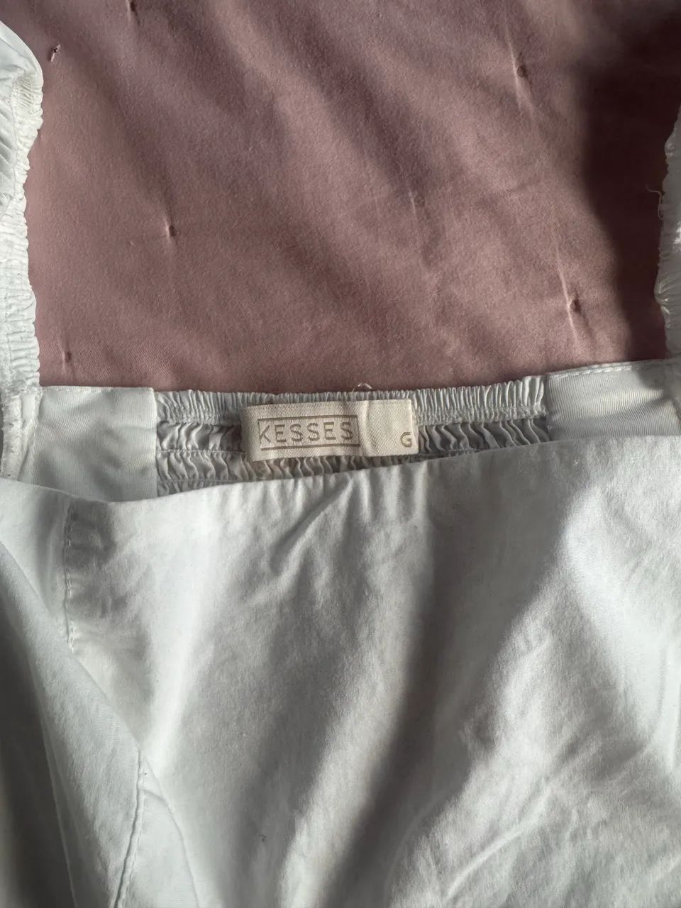     Blusa Branca Ombro a Ombro com Manga Bufante e Renda - Foto 2