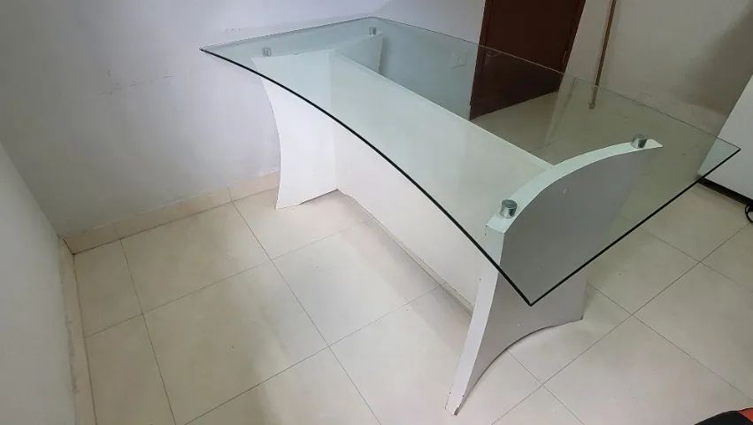 Mesa para escritório em Vidro com base de madeira - Foto 2