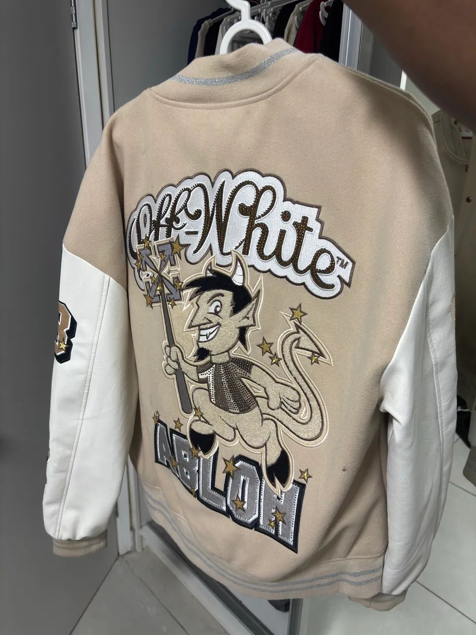 JAQUETA VARSITY OFF WHITE X AC MILAN - Foto 2
