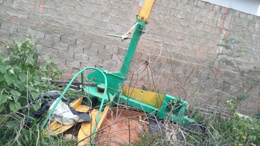 vendo trator com vários empementos - Foto 3