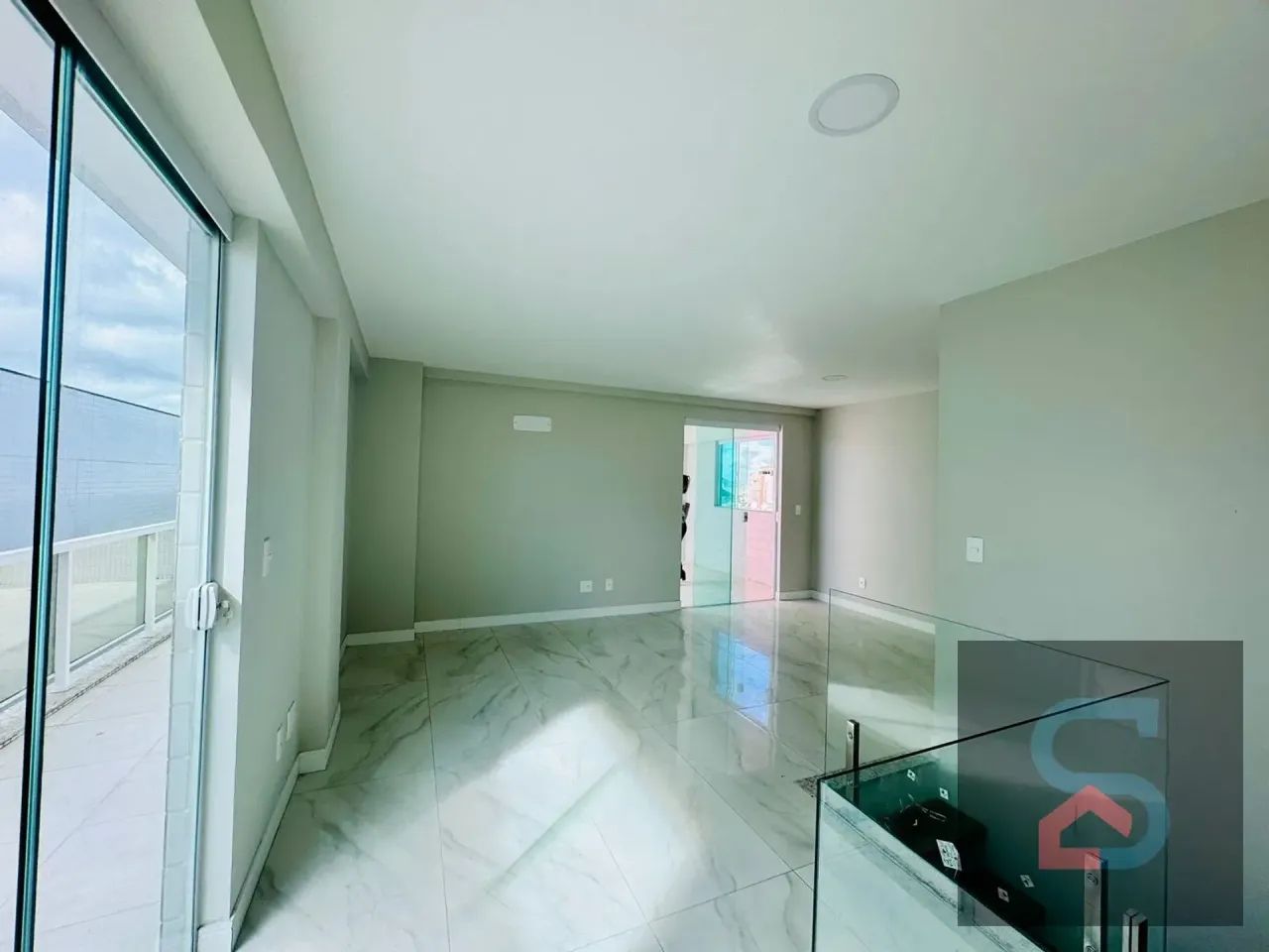 Compre Cobertura com 3 Quartos, 2 Vagas a 100 metros da Praia do Forte e com 178M² em Cent - Foto 3
