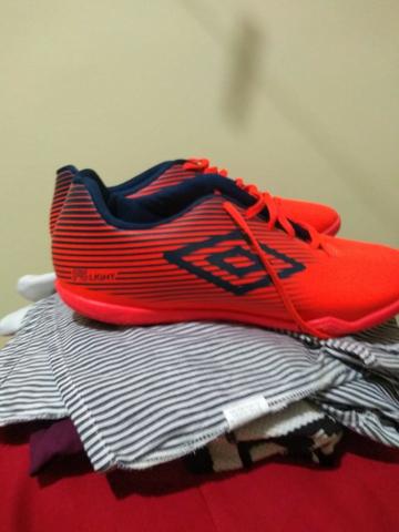 Vendo chuteira futsal nova