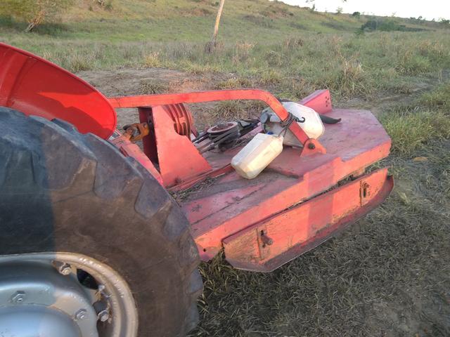 Vendo ou troco um trator Massey Ferguson 65X - Foto 2