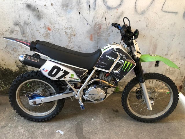 MOTO DE TRILHA XR 200