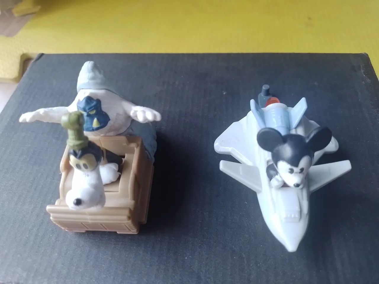 Boneco Mickey Mouse e Pateta nos seus carrinhos - Colecionáveis MC Donald's  - Foto 2
