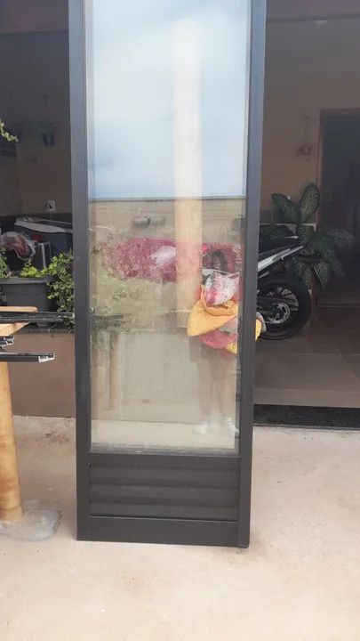 VENDE-SE PORTAS EM ALUMÍNIO E VIDROS 