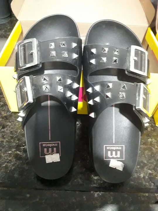 Sandálias Moleca  com spikes novas - Foto 2