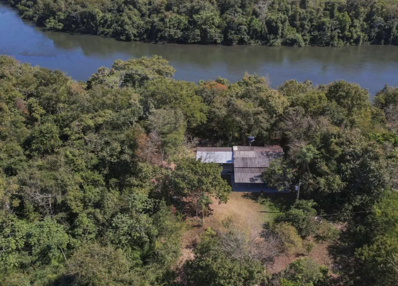 VENDE-SE CHÁCARA/RANCHO COM 104 METROS DE BEIRA DO RIO MANSO